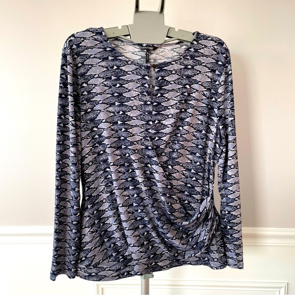 Daisy Fuentes Long Sleeve Top Keyhole Neckline Navy Blue and Gray Snakeskin